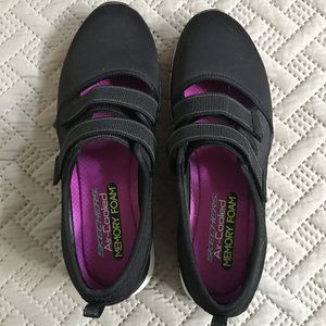 Ladie's SKECHERS Air Colled Memory Foam Walking Shoes, Size US 9